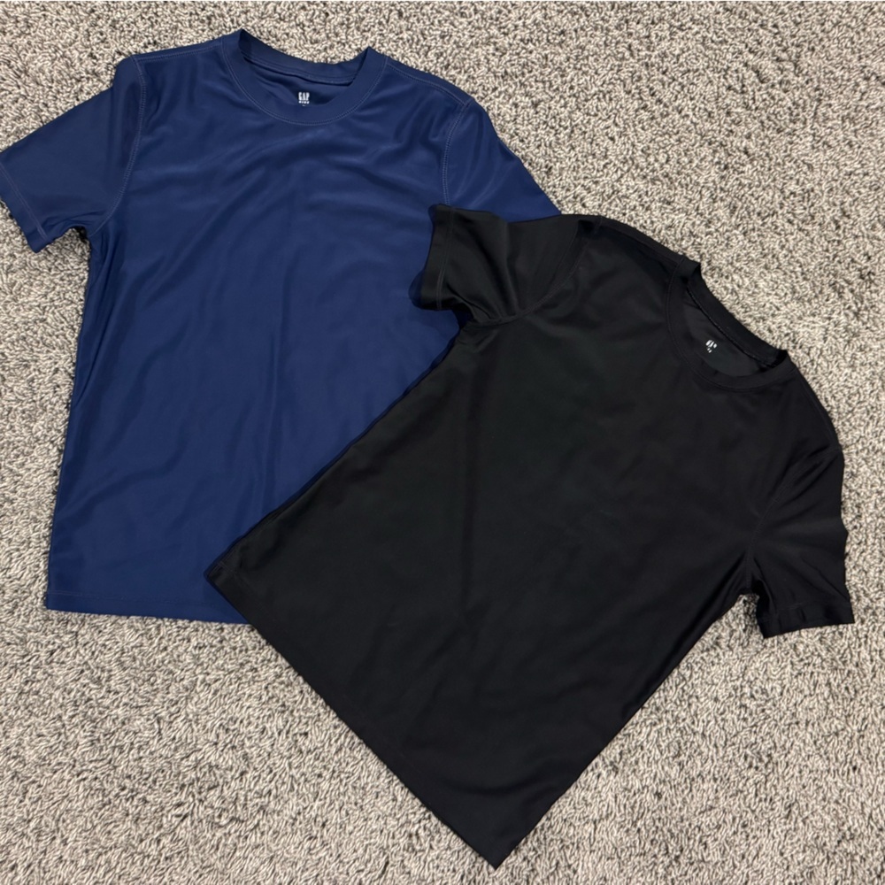 Bundle of 2 GAP boys short sleeve rashguards in navy blue and black,size Medium